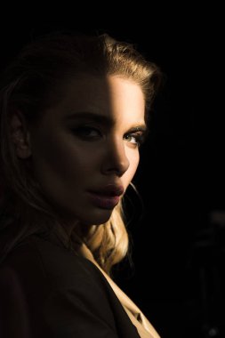 kameraya bakarak güzel ve şık modeli yan görünüm