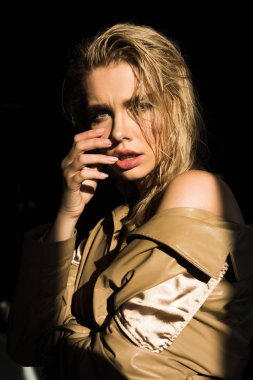 kameraya bakarak şık giyim çekici kadın portresi