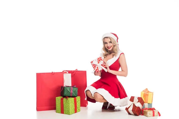 Attraktive Junge Frau Weihnachtskleid Sitzt Neben Einkaufstaschen Und Geschenkboxen Isoliert — Stockfoto