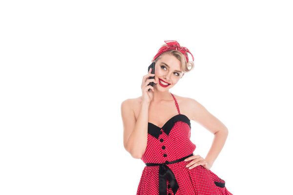Retrato Mujer Hermosa Ropa Retro Hablando Teléfono Inteligente Aislado Blanco — Foto de Stock