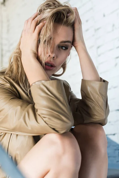 Porträt Des Schönen Blonden Models Das Die Kamera Blickt — Stockfoto