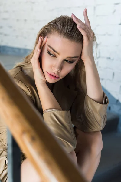 Retrato Mulher Moda Pensativo Sentado Escadas Olhando Para Longe — Fotografia de Stock