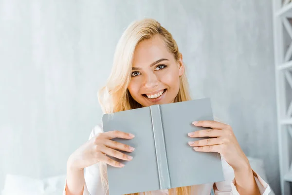 Feliz Jovem Segurando Livro Sorrindo Para Câmera Quarto — Fotografia de Stock