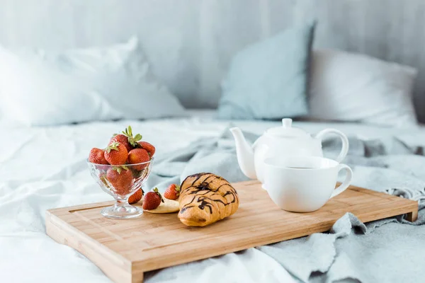 Nahaufnahme Des Leckeren Frühstücks Auf Holztablett Auf Dem Bett — Stockfoto