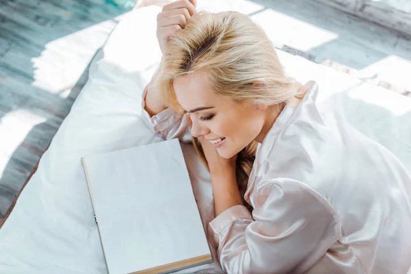 Vista Aérea Bela Menina Feliz Deitada Cama Livro Leitura — Fotografia de Stock