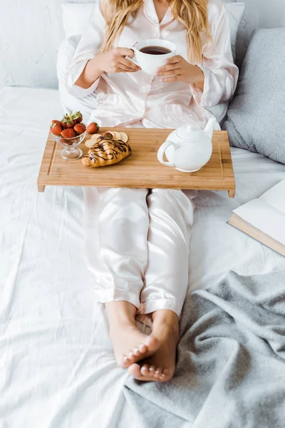 女人在睡衣上的形象在早上床上早餐 — 图库照片