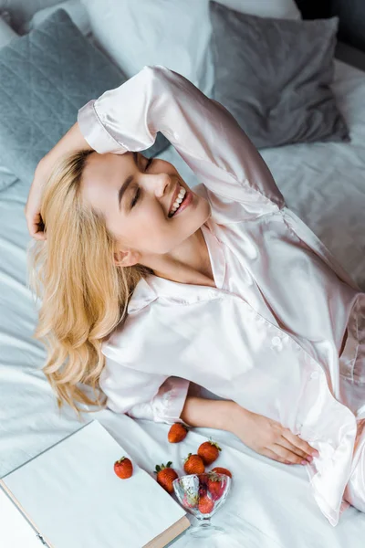 Atrakcyjna Kobieta Uśmiechający Się Piżamie Leży Truskawek Łóżku Rano — Zdjęcie stockowe