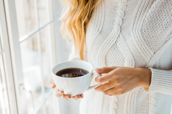 Image Recadrée Femme Pull Tenant Tasse Café Près Fenêtre Maison — Photo