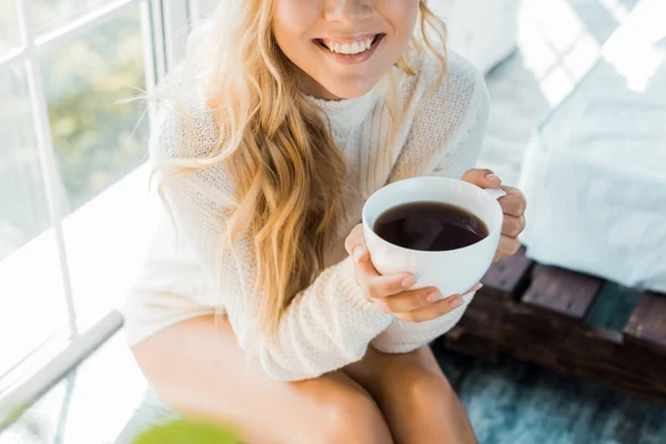 Imagen Recortada Mujer Sonriente Suéter Sosteniendo Taza Café Dormitorio Por — Foto de Stock