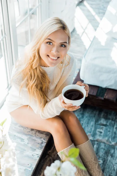 Visão Alto Ângulo Mulher Atraente Sorridente Suéter Segurando Xícara Café — Fotos gratuitas