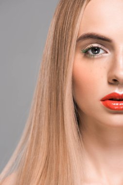 Genç kadın uzun saçlı gri izole kamera bakarak yarım yüz