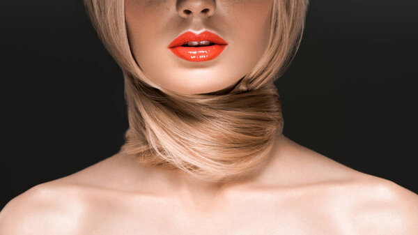 обрезанный снимок молодой обнаженной женщины с длинными волосами вокруг шеи, изолированный на черном
 