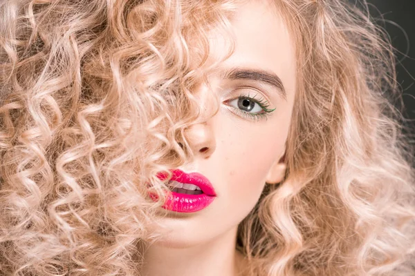 Attractive Girl Long Curly Hair Looking Camera Grey — Stock Photo, Image