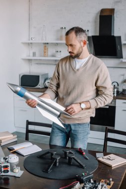 yakışıklı mühendis evde tasarımı sırasında roket modeli arıyorum