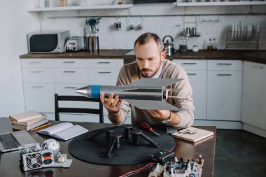 roket modeli evde arıyorum yakışıklı mühendisi