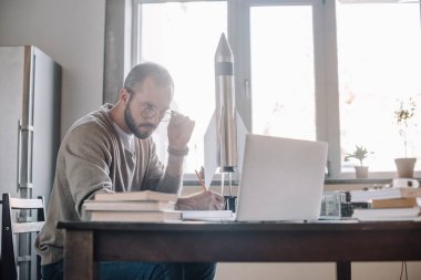 roket modelleme ve evde laptop arıyorum yakışıklı mühendisi