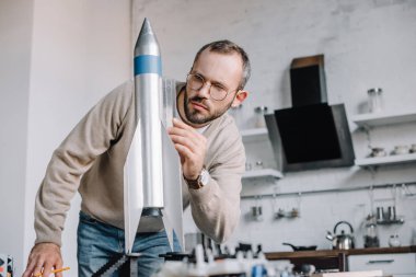 roket modelleme ve evde cetvelle ölçme yakışıklı mühendisi