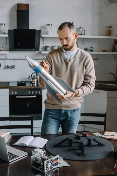 Schöner Ingenieur Entwirft Raketenmodell Hause — Stockfoto