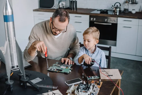 Father Son Repairing Circuit Board Together Home — Stock Photo, Image