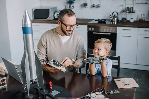 Pai Filho Reparando Placa Circuito Olhando Uns Para Outros Casa — Fotografia de Stock