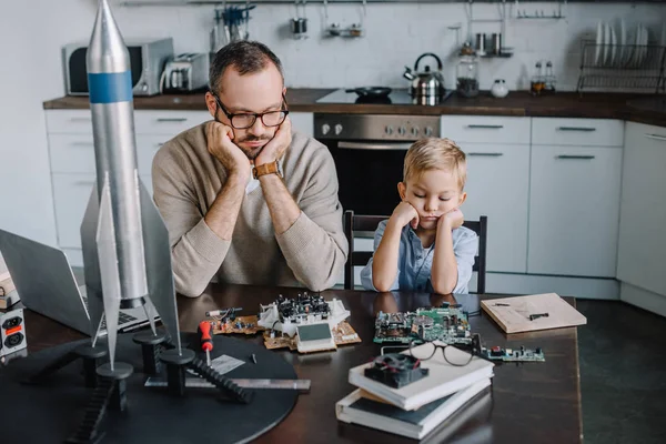 Cher Père Fils Regardant Circuit Imprimé Sur Table Maison — Photo