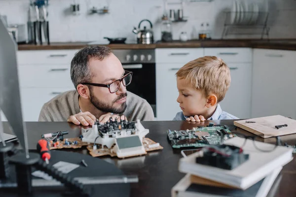 Vader Zoon Uitkijkt Uit Tabel Keuken Kijken Naar Elkaar — Stockfoto