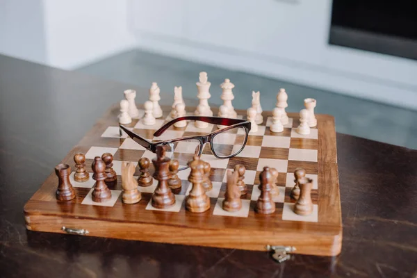 Schachbrett Mit Brille Auf Tisch Wohnzimmer — kostenloses Stockfoto