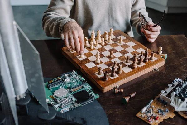 Cropped Image Man Playing Chess Table Home — Stock Photo, Image