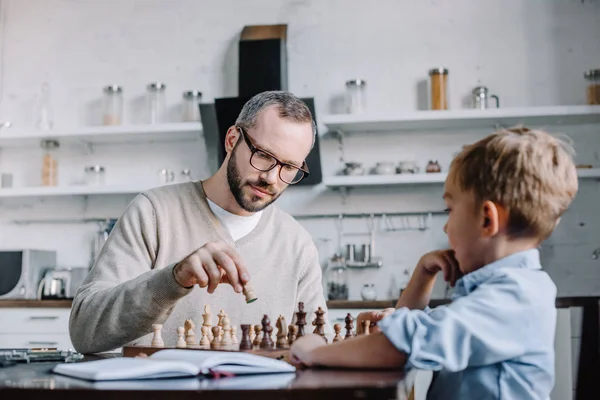 Otec Rozkošný Malý Syn Hraje Šachy Společně Doma — Stock fotografie