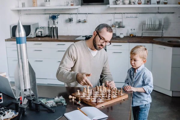 Μεγάλη Γωνία Προβολής Του Πατέρα Διδασκαλία Μικρός Γιος Παίζει Σκάκι — Φωτογραφία Αρχείου