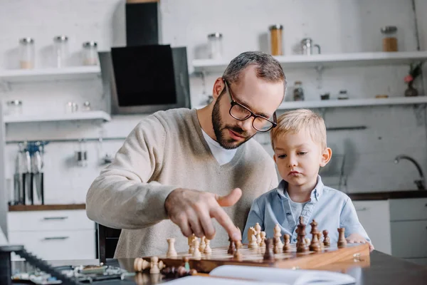 Far Undervisning Lille Son Spelar Schack Hemma — Stockfoto