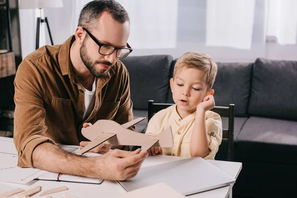 Padre Gafas Adorable Niño Modelando Avión Madera Juntos — Foto de Stock