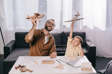 mutlu baba ve oğul holding uçak modelleme birlikte süre evde oyuncak