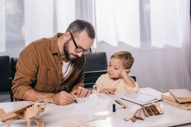 odaklı baba ve oğul evde ahşap Uçak Modelleme 
