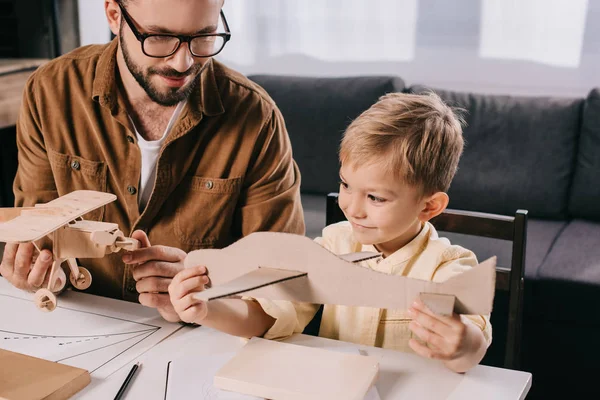 Gelukkig Vader Zoon Modelleren Speelgoed Vliegtuigen Samen Thuis — Stockfoto