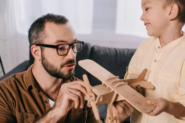 Vista Ravvicinata Padre Figlio Che Giocano Con Aereo Giocattolo Legno — Foto Stock