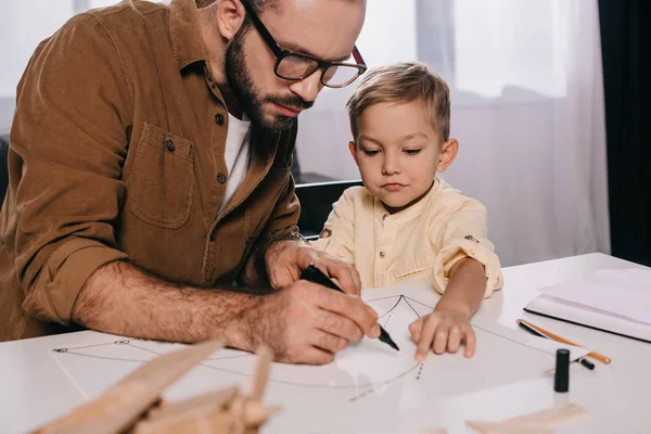 Pai Focado Filho Pequeno Modelagem Juntos Casa — Fotografia de Stock