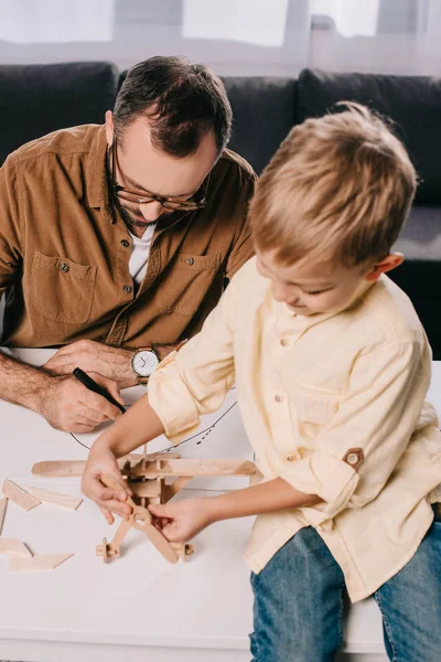 Vater Und Kleiner Sohn Modeln Gemeinsam Hause — kostenloses Stockfoto