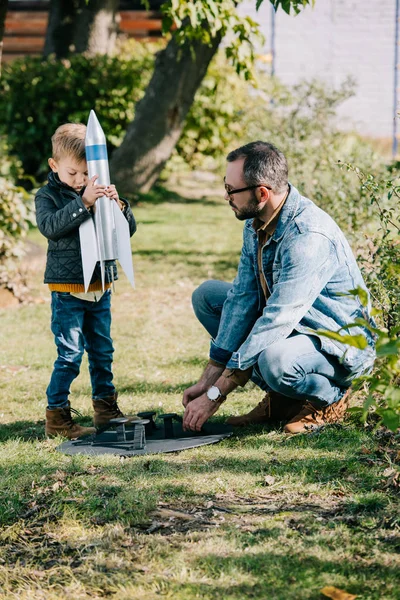 Père Fils Jouant Avec Fusée Modèle Ensemble Jour Ensoleillé — Photo