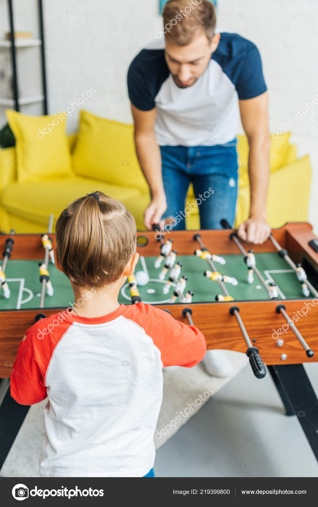 Feliz Pai E Filho Jogando Xadrez No Fotos e imagens sem royalties