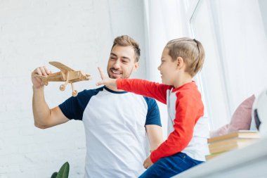 Çocuk evde ahşap oyuncak uçak fatehrs elinden almak istiyorum