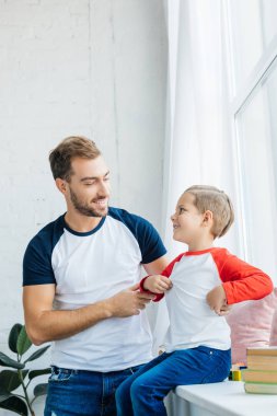 adam ve sevimli oğlu evde gülümseyen portresi