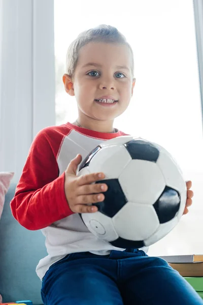 Retrato Lindo Niño Con Pelota Fútbol Las Manos Casa — Foto de Stock