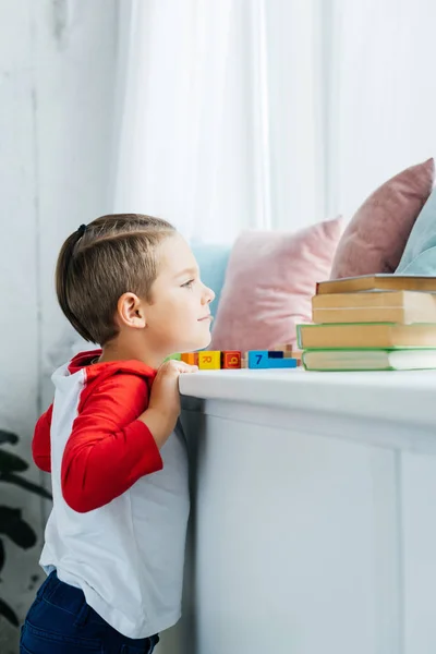 Vue Latérale Enfant Debout Surface Avec Des Livres Des Blocs — Photo