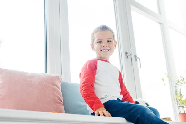 Nízký Úhel Pohled Roztomilý Veselý Chlapce Který Seděl Okna Doma — Stock fotografie