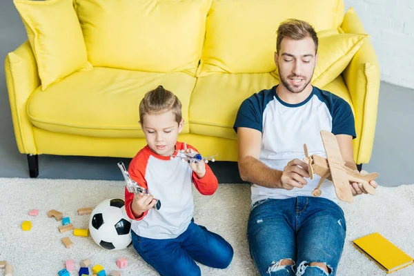 Padre Figlio Giocare Con Giocattoli Sul Pavimento Casa — Foto Stock