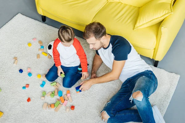 Felülnézeti Atya Aranyos Fiú Játszik Fadarabot Otthon Együtt — Stock Fotó