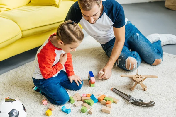 Otec Roztomilý Malý Syn Dřevěné Bloky Spolu Hrají Doma — Stock fotografie