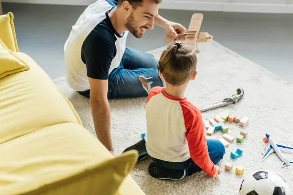 父と家の床に木製のブロックを一緒と遊ぶかわいい息子 — ストック写真