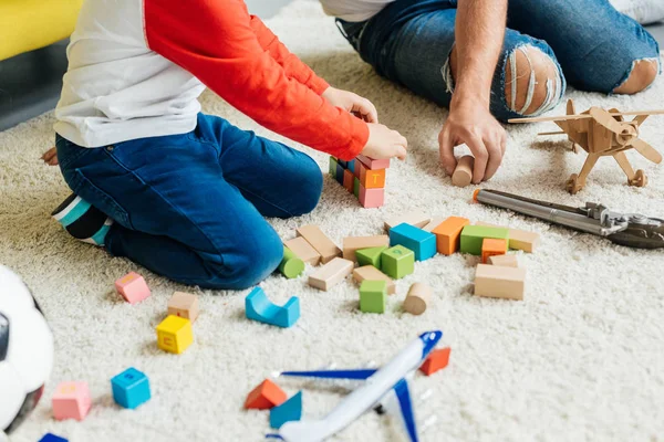Apa Fia Játszik Fadarabot Együtt Otthon Részleges Megtekintése — Stock Fotó